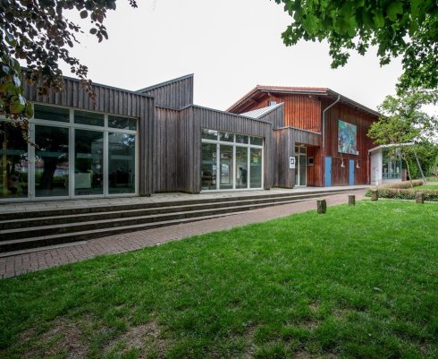 Im Gerhard-Weber-Haus finden vor allem die Bildhauer-Klassen statt Im Alten Rathaus befindet sich die Verwaltung der Kunstschule sowie ein Arbeitsraum