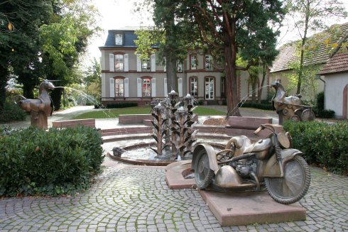 Die Villa Wieser mit dem Dorfbrunnen von Prof. Gernot Rumpf  Die Villa Wieser mit dem Dorfbrunnen von Prof. Gernot Rumpf