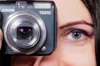 Junge Frau mit Digitalkamera Junge Frau mit Digitalkamera