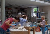 Bildhauerklasse bei der Arbeit Bildhauerklasse bei der Arbeit